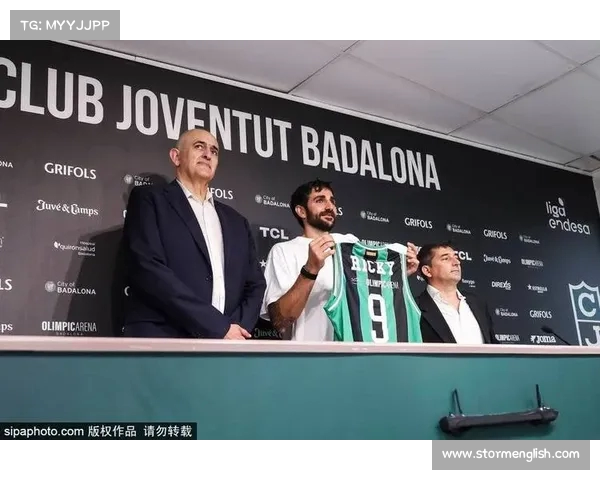 某足球俱乐部宣布签约顶级球员将大力加强球队实力全力冲击下赛季联赛冠军